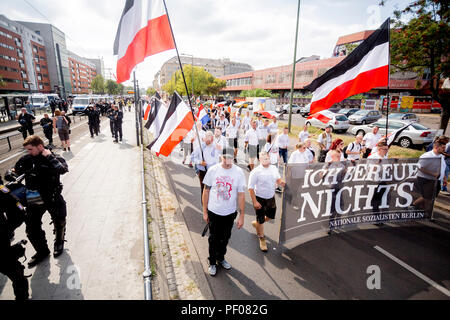 Berlino, Germania. 18 Agosto, 2018. Il neo-nazista dimostrazione in occasione del trentunesimo anniversario della morte di Rudolf Hess si muove verso il basso a Landsberger Allee verso est. Credito: ---/dpa/Alamy Live News Foto Stock