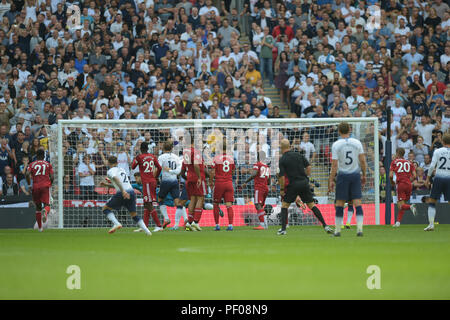 Londra, Regno Unito. Il 18 agosto 2018. Kieran Trippier del Tottenham Hotspur punteggi il suo team secondo obiettivo da un calcio di punizione durante il Tottenham Hotspur vs Fulham, Premier League Football Match 0n 18 agosto 2018. Solo uso editoriale nessun uso non autorizzato di audio, video, dati, calendari (al di fuori dell'UE), club/campionato loghi o 'live' servizi. Online in corrispondenza uso limitato a 45 immagini (+15 in tempo extra). Non utilizzare per emulare le immagini in movimento. Nessun uso in scommesse, giochi o un singolo giocatore/club/league pubblicazioni/servizi. Credito: MARTIN DALTON/Alamy Live News Foto Stock