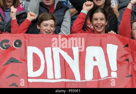 Birmingham, Regno Unito. Il 18 agosto 2018. Dina Asher-smith ventole con un banner. Muller Grand Prix di Birmingham. Diamond league. Alexander Stadium. Perry Bar. Birmingham. Regno Unito. 18/08/2018. Credito: Sport In immagini/Alamy Live News Foto Stock