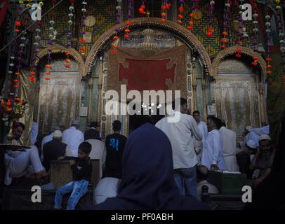 Srinagar Kashmir, India. 18 Agosto, 2018. La 653nd Urs di Hazrat Mir Syed Ali Hamdan, popolarmente noto come Shah-e-Hamdan è stata osservata a Khanqah Moula sulla banca del fiume Jehlum nel vecchio Srinagar, Indian-Administered-Kashmir sabato con fervore religioso e di entusiasmo. Migliaia di devoti e uomini, donne, bambini e vecchi assiepati al santuario per partecipare alla preghiera congregazionale. Credito: Sanna Irshad Mattoo/ZUMA filo/Alamy Live News Foto Stock