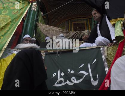 Srinagar Kashmir, India. 25 Ago, 2018. La 653nd Urs di Hazrat Mir Syed Ali Hamdan, popolarmente noto come Shah-e-Hamdan è stata osservata a Khanqah Moula sulla banca del fiume Jehlum nel vecchio Srinagar, Indian-Administered-Kashmir sabato con fervore religioso e di entusiasmo. Migliaia di devoti e uomini, donne, bambini e vecchi assiepati al santuario per partecipare alla preghiera congregazionale. Credito: Sanna Irshad Mattoo/ZUMA filo/Alamy Live News Foto Stock