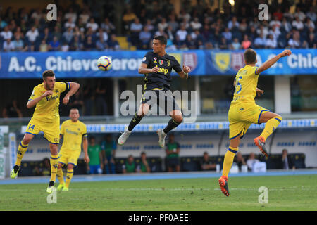 Stadio Marcantonio Bentegodi, Verona, Italia. 18 Agosto, 2018. Serie a calcio, Chievo contro la Juventus; Cristiano Ronaldo si arrampica elevata per vincere la testata da Mattia Bani Credito: Azione Sport Plus/Alamy Live News Foto Stock