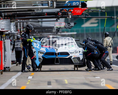 Circuito di Silverstone, UK. 18 Agosto, 2018. FIA World Endurance Championship; la BMW M8 GTE LMGTE Pro racing auto dalla BMW del Team MTEK Racing Team (DEU) pilotato da Augusto Farfus (BRA) e Antonio Felix Da Costa (PRT) negli alveoli di una sostituzione di un pneumatico durante le prove libere 3 del 3 round del FIA World Endurance Championship a Silverstone Credito: Azione Sport Plus/Alamy Live News Foto Stock