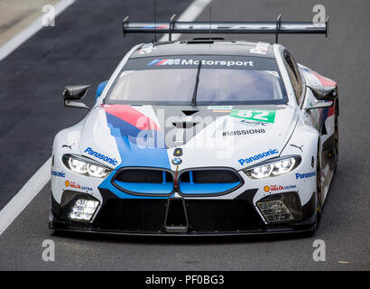 Circuito di Silverstone, UK. 18 Agosto, 2018. FIA World Endurance Championship; la BMW M8 GTE LMGTE Pro racing auto dalla BMW del Team MTEK Racing Team (DEU) pilotato da Augusto Farfus (BRA) e Antonio Felix Da Costa (PRT) nella corsia dei box durante le prove libere 3 del 3 round del FIA World Endurance Championship a Silverstone Credito: Azione Sport Plus/Alamy Live News Foto Stock