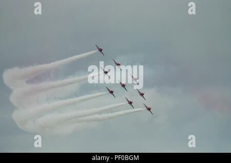 Le frecce rosse di eseguire a Eastbourne Airshow Airbourne Foto Stock