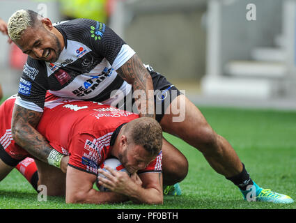 Salford, Regno Unito. 18/8/2018. Rugby League Super 8's Salford Red Devils vs Widnes Vikings ; Salford Red Devils" Josh Jones è trattenuto dalla Krisnan Inu di Widnes all'AJ Bell Stadium, Salford, Regno Unito. Dean Williams Foto Stock