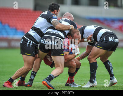 Salford, Regno Unito. 18/8/2018. Rugby League Super 8's Salford Red Devils vs Widnes Vikings ; Salford Red DevilsÕ Lee Mossop sonde di Widnes Vikings difesa all'AJ Bell Stadium, Salford, Regno Unito. Dean Williams Foto Stock