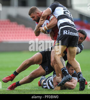 Salford, Regno Unito. 18/8/2018. Rugby League Super 8's Salford Red Devils vs Widnes Vikings ; Salford Red Devils" Josh Jones è fermato da tre Widnes Vikings difensori a AJ Bell Stadium, Salford, Regno Unito. Dean Williams Foto Stock