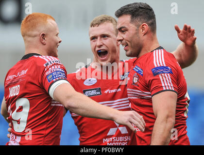 Salford, Regno Unito. 18/8/2018. Rugby League Super 8's Salford Red Devils vs Widnes Vikings ; compagni di squadra mi congratulo con try scorer Mark Flanagan all'AJ Bell Stadium, Salford, Regno Unito. Dean Williams Foto Stock