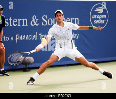 Ohio, Stati Uniti d'America. Il 18 agosto 2018. Novak Djokovic (SRB) colpisce la palla a Marin CILIC (CRO) Sud Occidentali in aperto Mason, Ohio, Stati Uniti d'America. Brent Clark/Alamy Live News Foto Stock