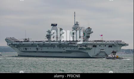 Portsmouth, Regno Unito. Il 18 agosto, 2018. La Royal Navy portaerei HMS Queen Elizabeth ha lasciato per 4 mesi di distribuzione per gli Stati Uniti durante il quale la nave da guerra sarà condotta prove con la nuova F-35B Lightning II degli aerei da caccia. Credito: Neil Watkin / Alamy Live News Foto Stock