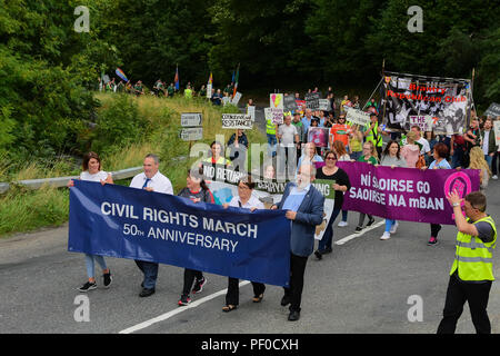 County Tyrone, Regno Unito. Il 18 agosto 2018. Sinn Féin party dei diritti civili commemorazione marzo 50 anni dal primo marzo da Coalisland a Dungannon mentre un Pro contatore di durata e di protesta marzo avviene contro Sinn Féin in materia di aborto di supporto. Coalisland: County Tyrone: REGNO UNITO: 18 agosto 2018 Credit: Mark inverno/Alamy Live News Foto Stock