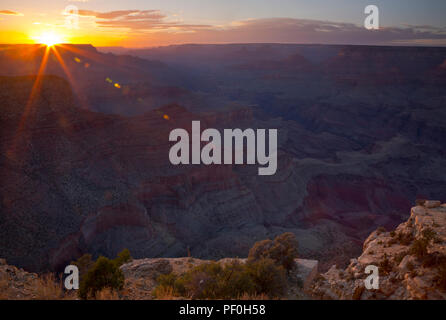 AZ00301-00...Arizona - che si affaccia sul fiume Colorado da Moran Point come il sole tramonta oltre il Parco Nazionale del Grand Canyon. Foto Stock