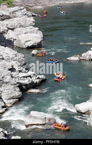 KOBOKE, TOKUSIMA, Giappone - Agosto 14, 2018: rafting sulle rapide del fiume Yosino Agosto 6, 2018 in Koboke Canyon, Giappone. Yosino River è uno Foto Stock