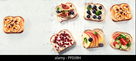Una sana estate toast per la prima colazione. Lay piatto. Panorama Foto Stock
