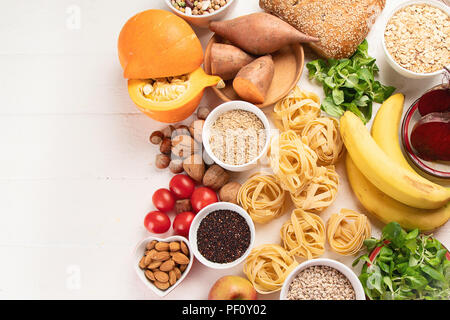 Gli alimenti ricchi di carboidrati. Cibo sano. Vista superiore Foto Stock