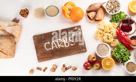 Gli alimenti ricchi di carboidrati. Cibo sano. Vista superiore Foto Stock