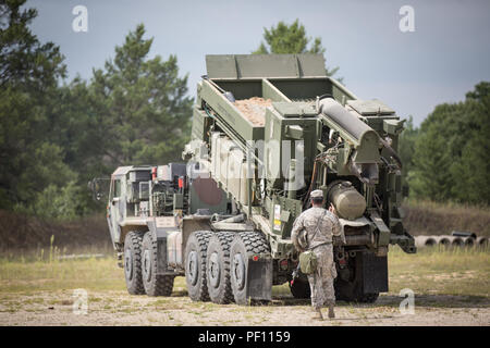 Stati Uniti La riserva di esercito di soldati dell'Ingegnere 943rd distacco, ingegnere 416th comando, fissare un M5-concreta mixer Mobile sul retro di una luce di medie veicolo tattico (LMTV) durante il combattimento Supporto Formazione Esercizio (CSTX) 86-18-02 a Fort McCoy, Wis., Agosto 16, 2018. Questa è la seconda CSTX dell'estate per la 86Divisione formazione. Il CSTX esercizio è un grande evento di formazione dove le unità di esperienza tattica di scenari di addestramento specificamente progettato per replicare reale missioni del mondo. (U.S. La riserva di esercito Foto di Spc. John Russell) Foto Stock