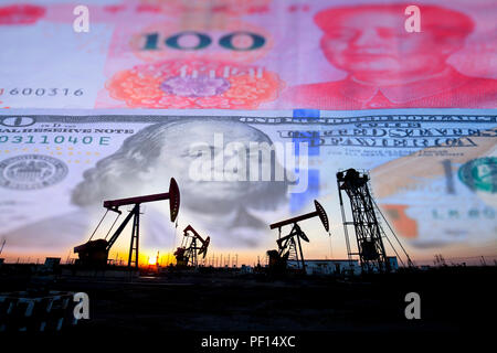 Di dollari, yuan e pompe olio,petrolio, petrodollar e olio greggio concetto, pompa olio sullo sfondo del dollaro USA e del RMB, Foto Stock