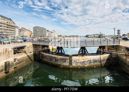 Cherbourg-Octeville, Francia - 22 Maggio 2017: diga e del ponte sul canale (il blocco del porto) in Cherbourg-Octeville, Normandia, Francia. Foto Stock