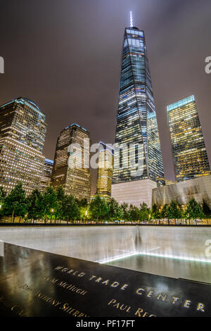Un WTC rifulge in background del 9/11 Memorial in Manhttan inferiore, New York City.