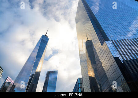 Un WTC riflessa nel vetro cortina muraria di quattro WTC in Lower Manhattan, New York City. Foto Stock