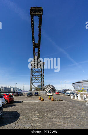 Finnieston gru accanto al fiume Clyde su Finnieston Quay Glasgow Scotland Regno Unito con la SEC Armadillo e unità idrostatica Foto Stock