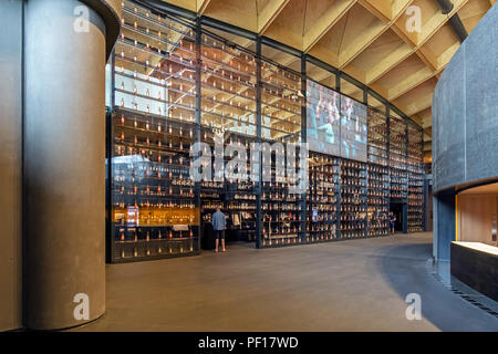 Vista interna del nuovo whisky Macallan Distillery Visitor Centre in Il Macallan Station Wagon Craigellachie vicino a Aberlour in Moray Scotland Regno Unito mostra bottiglie Foto Stock