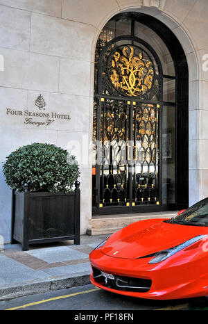 Four Seasons Geoge V palace hotel e auto Ferrari, Parigi, Francia Foto Stock