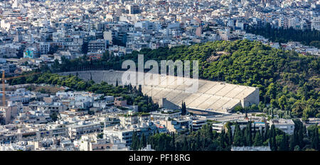 Atene, Grecia. Panathinaiko Stadium e ad Atene città vista aerea dalla collina di Lycavittos Foto Stock