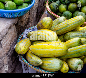 Cesto con verdure fresche in vendita sulle strade di Dalat, Vietnam Foto Stock