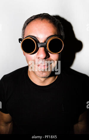 Uomo in glasseses steampunk su sfondo bianco Foto Stock