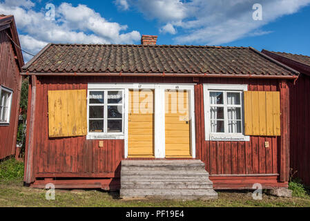 Chiesa Lövånger città nel nord della Svezia risale al XVII secolo e si compone di 117 case di cui molti sono usati per hostel alloggio. Foto Stock