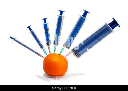 5 Medical siringhe di diverse dimensioni da piccole a grandi punga frutto mandarino isolati su sfondo bianco Foto Stock