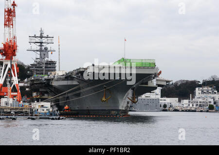 160222-N-XN177-173 Yokosuka, Giappone (feb. 22, 2016), Stati Uniti La marina è solo distribuita portaerei USS Ronald Reagan (CVN 76), siede pier-lato a le attività della flotta (FLEACT) Yokosuka. FLEACT Yokosuka fornisce, mantiene e gestisce servizi di base e servizi a sostegno del settimo della flotta di inoltro distribuito le forze navali, 83 comandi tenant e 24.000 militari e civili. (U.S. Foto di Marina di Massa lo specialista di comunicazione 2a classe Pietro Burghart/rilasciato) Foto Stock