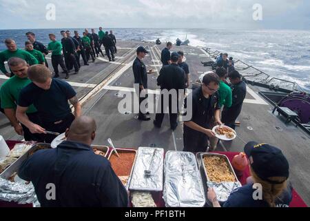 160219-N-EH218-080 Mare delle Filippine (feb. 19, 2016) il Chief's mess serve barbecue all'equipaggio durante un acciaio-picnic sulla spiaggia a bordo guidato-missili cruiser USS Mobile Bay (CG 53). Fornire una forza di pronto il supporto di sicurezza e stabilità nella Indo-Asia-pacifico, Baia di Mobile è operativo come parte del John C. Stennis Strike gruppo e grande parco verde su un pianificate regolarmente 7 Distribuzione flotta. (U.S. Foto di Marina di Massa lo specialista di comunicazione 2a classe Ryan J. Batchelder/rilasciato) Foto Stock