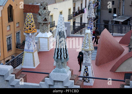 Il Palau Guell sul tetto del museo che mostra la ceramica decorata camini progettato da Antoni Gaudí Barcellona Spagna Foto Stock