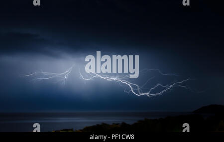 Il fulmine e la tempesta sul mare di notte Foto Stock