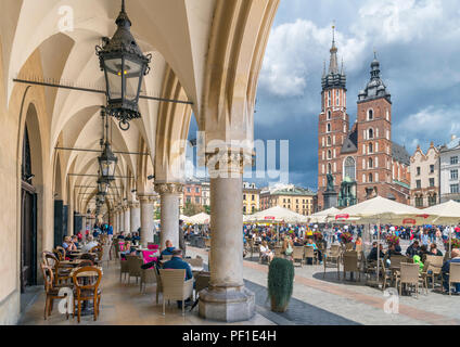 Citta' Vecchia di Cracovia. Vista la Basilica di St Mary e la piazza principale ( Rynek Główny ) da un cafe in panno Hall (Sukiennice), Cracovia, in Polonia Foto Stock