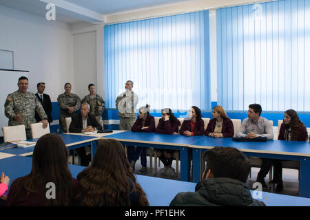Lt. Col. Don Tübingen, North Carolina soldato della protezione nazionale assegnato alla battaglia multinazionale Group-East, parla a un gruppo di studenti circa i pericoli e le conseguenze di puntamento laser pointer a velivoli, febbraio 23, 2016 a Ferizaj, in Kosovo. Stati Uniti Esercito Blackhawk piloti schierati in Kosovo con l'2-285th elicottero d'assalto battaglione, un esercito nazionale unità di guardia da Phoenix, Arizona, ha anche parlato in effetti accecanti puntatori laser hanno su di loro e il pericolo che crea per gli aeromobili e a terra. (U.S. Esercito foto di Sgt. David I. Marchese, multinazionale battaglia Group-East) Foto Stock