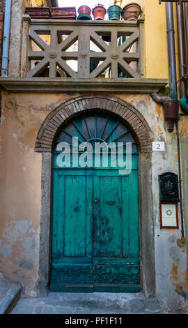 Colorata unica porta di entrata Foto Stock