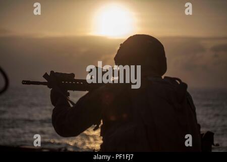 Un Marine con il Battaglione Team di atterraggio 1° Battaglione, 5 Marines, 31 Marine Expeditionary Unit, incendi al suo bersaglio durante un ponte girare a bordo della USS Ashland (LSD 48), 27 febbraio 2016. I marines e marinai del trentunesimo MEU attualmente sono imbarcati sulle navi della marina militare del Bonhomme Richard anfibio gruppo pronto come parte della loro distribuzione a molla per la regione Asia Pacifico. (U.S. Marine Corps photo by Gunnery Sgt. Ismael Peña/rilasciato) Foto Stock