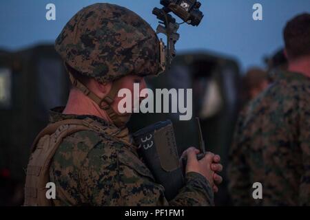 Un Marine con il Battaglione Team di atterraggio 1° Battaglione, 5 Marines, 31 Marine Expeditionary Unit, carichi di una rivista durante un ponte girare a bordo della USS Ashland (LSD 48), 27 febbraio 2016. I marines e marinai del trentunesimo MEU attualmente sono imbarcati sulle navi della marina militare del Bonhomme Richard anfibio gruppo pronto come parte della loro distribuzione a molla per la regione Asia Pacifico. (U.S. Marine Corps photo by Gunnery Sgt. Ismael Peña/rilasciato) Foto Stock