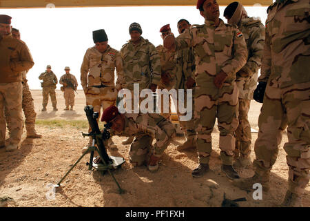 Soldati iracheni dal 7 esercito iracheno Division ricevono una formazione 60mm mortaio weapon system at Al Asad Air Base, Iraq, il 20 febbraio, 2016. Formazione di Malta è solo uno degli ulteriori competenze insegnate al Asad. La formazione è parte della costruzione di capacità del partner (BPC) missione, che aumenta la capacità militari delle Forze di Sicurezza Irachene (ISF) per la lotta contro lo Stato islamico dell Iraq e il levante (ISIL). Abilitando ISF attraverso consigliare e assistere e missioni di BPC, la Combined Joint Task Force - Funzionamento inerenti risolvere la coalizione multinazionale sta aiutando il governo dell'Iraq per impostare i cappelli Foto Stock