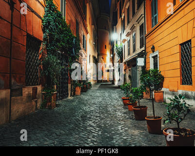 Di sera o di notte vista della vecchia strada accogliente in Roma, Italia. Paesaggio della capitale italiana con nessuno. Foto Stock