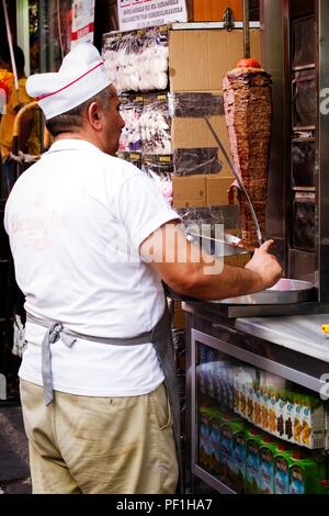 Istanbul, Turchia- Settembre 20, 2017: ristoratore taglia un kebab in una strada della capitale turca Foto Stock