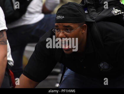 Morris Thomas, figli di Valor team di wrestling coach, incarica un lottatore durante una partita allo stato wrestling concorrenza nel castello di roccia, Colo., 28 febbraio, 2016. Thomas wrestling utilizzato come guida mentre attraversano momenti difficili durante la sua gioventù. Ora egli condivide questo sentimento con il suo team di wrestling. (U.S. Air Force foto/Staff Sgt. Debbie Lockhart) Foto Stock