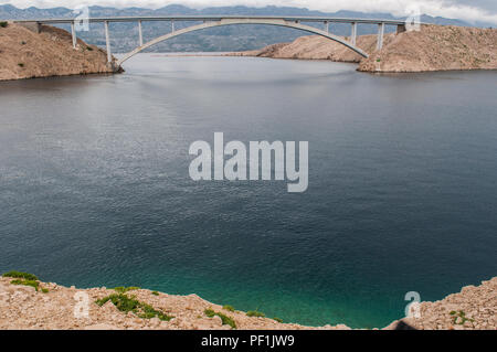 Croazia, Europa: tempeste e vista panoramica del Paški most, 1968 ponte che collega la terraferma e l'isola di Pag Foto Stock