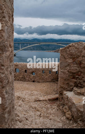 Croazia, Europa: tempeste e vista panoramica del Paški most, 1968 ponte che collega la terraferma e l'isola di Pag Foto Stock