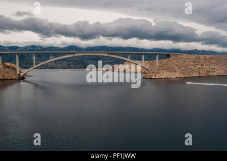 Croazia, Europa: tempeste e vista panoramica del Paški most, 1968 ponte che collega la terraferma e l'isola di Pag Foto Stock